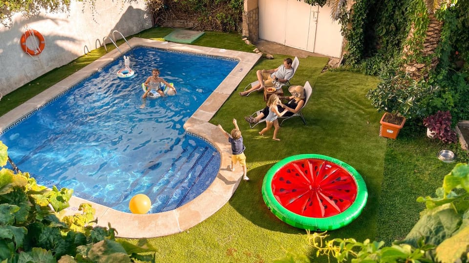 People, Garden, Garden view, Pool view, Swimming pool, Swimming pool, children, group of guests, sunbed