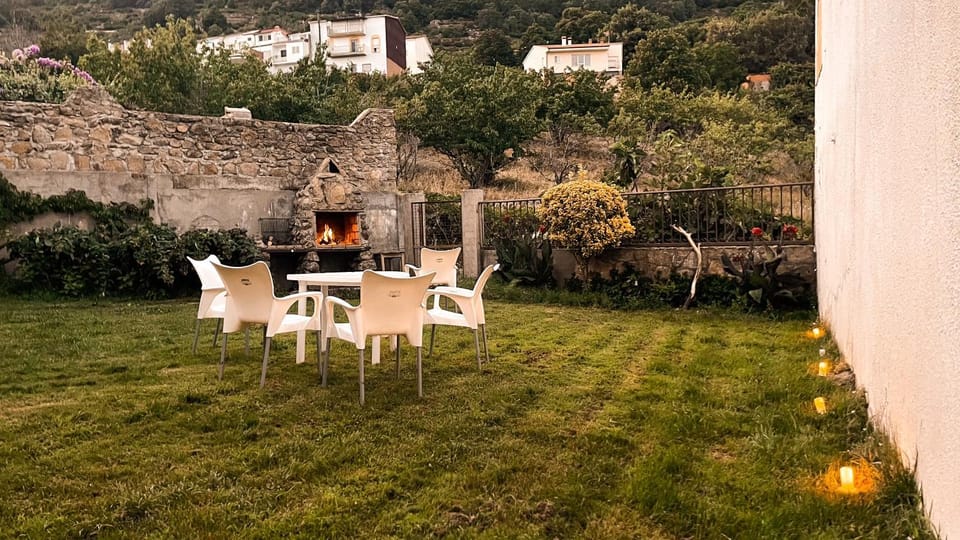 Patio, Natural landscape, BBQ facilities, Garden, Dining area, Garden view
