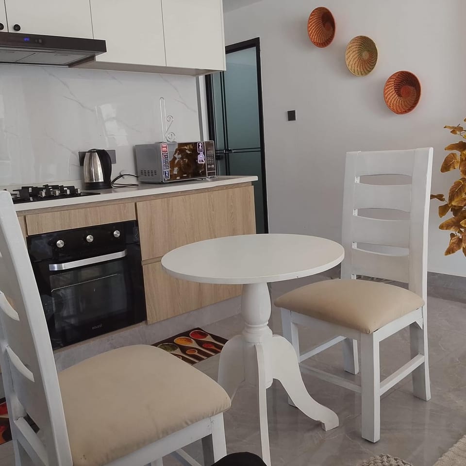 Kitchen or kitchenette, Seating area, Dining area, stove