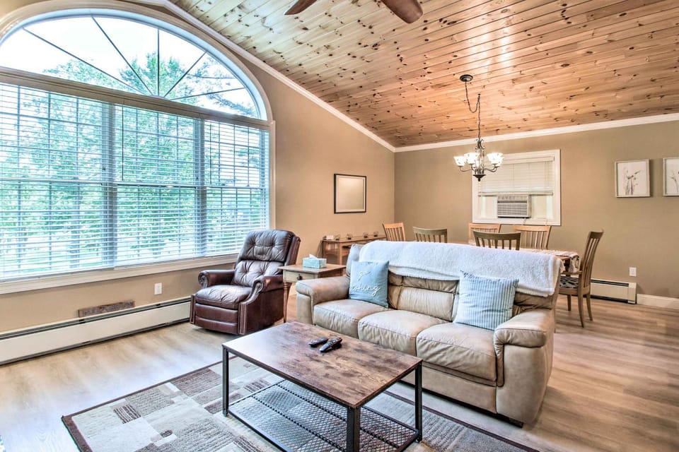 Readfield Retreat w/ Lake Maranacook Views! House in Maine