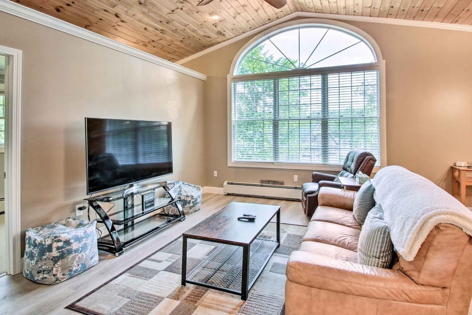 Readfield Retreat w/ Lake Maranacook Views! House in Maine
