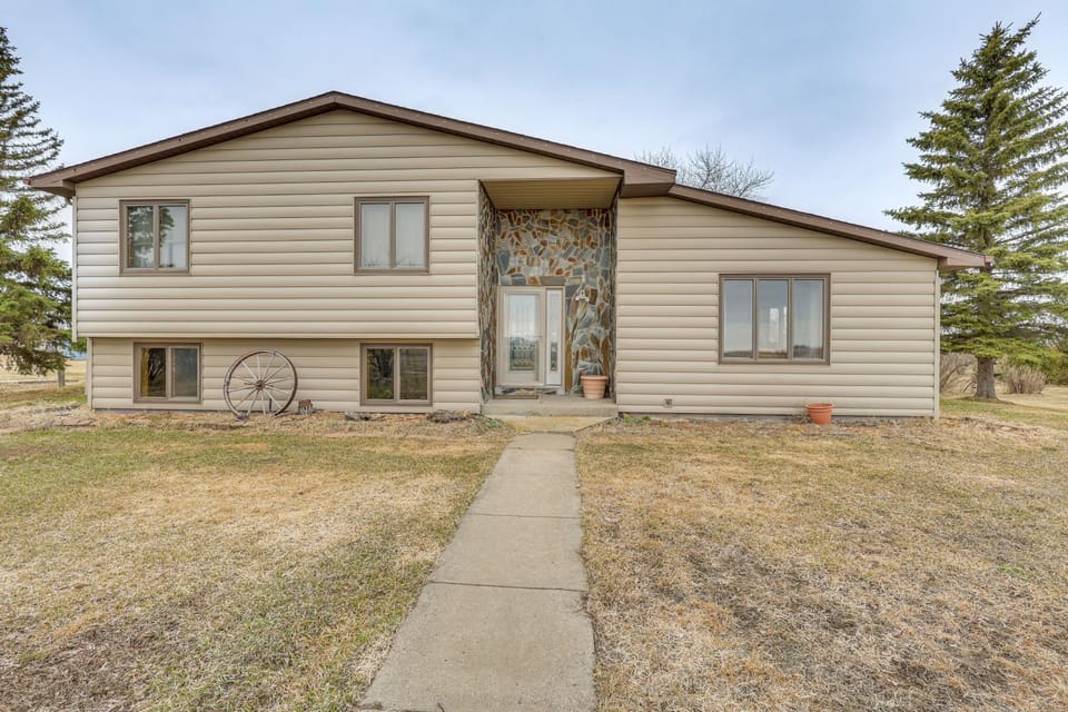 < 3 Mi to Lake Sakakawea! Hunting & Fishing Lodge House in North Dakota