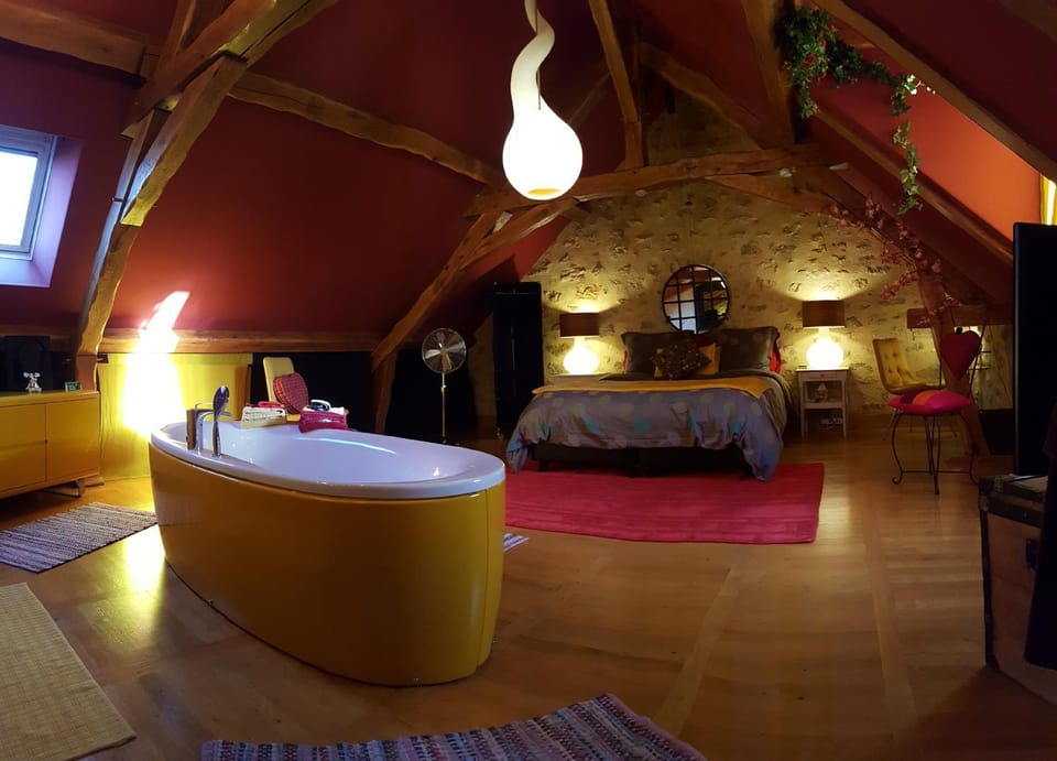 Photo of the whole room, Decorative detail, Bath