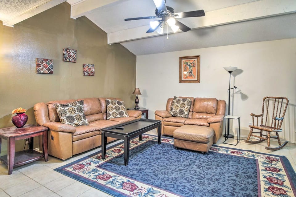 Family-Friendly Dallas Townhouse w/ Private Patio! House in Dallas