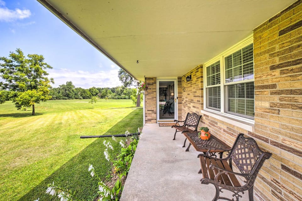 Bloomington Family Home - Private Deck & Yard House in Illinois