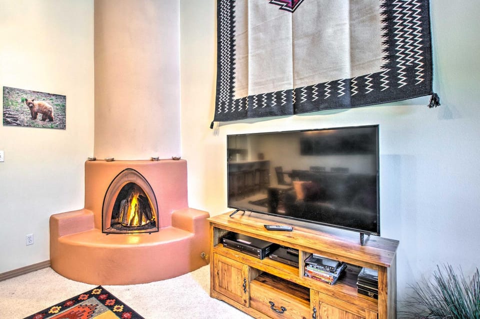 Vibrant Escape < Half Mi to Angel Fire Resort House in Angel Fire