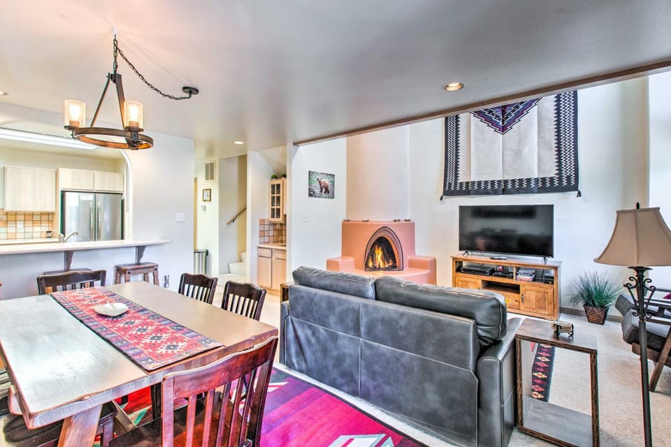 Vibrant Escape < Half Mi to Angel Fire Resort House in Angel Fire