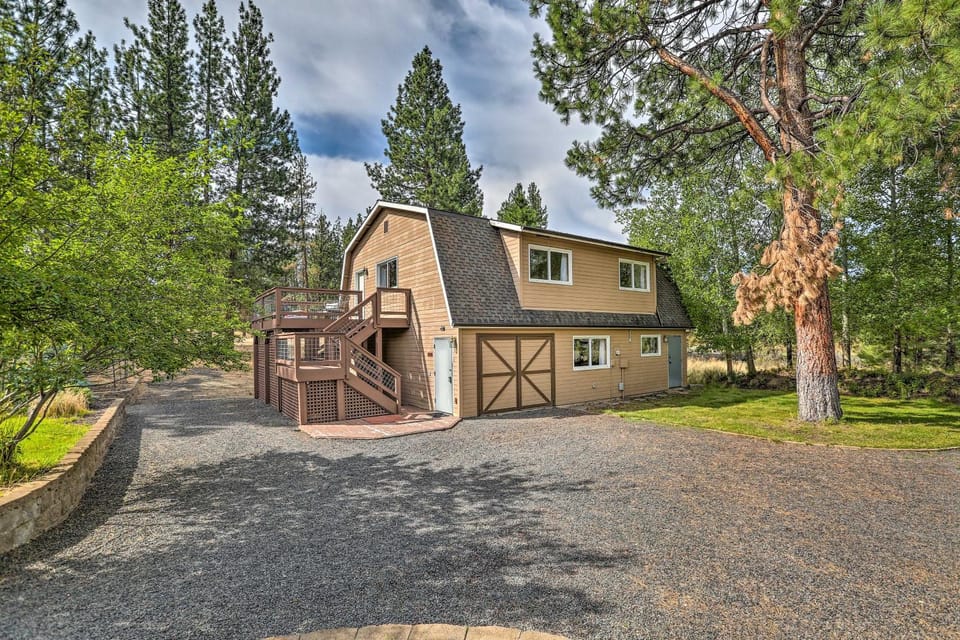 Upscale Bend Barn w/ Deck - Close to Trails! House in Oregon