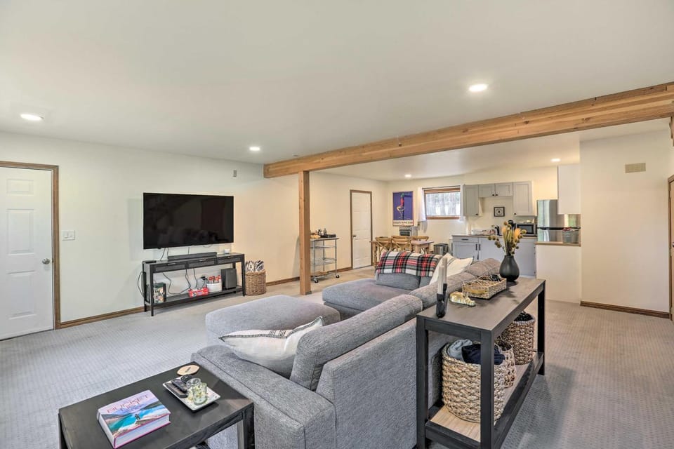 Upscale Bend Barn w/ Deck - Close to Trails! House in Oregon