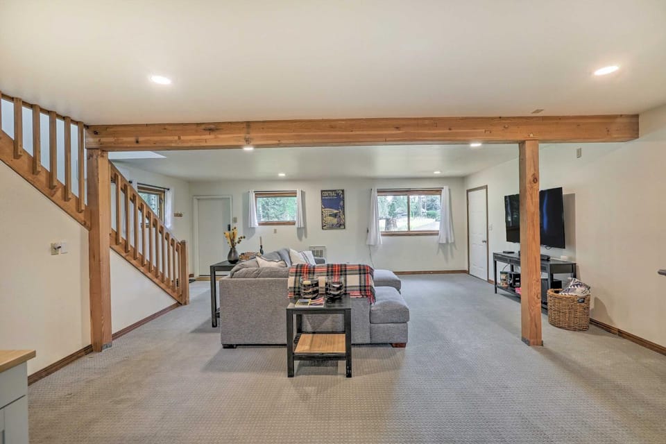 Upscale Bend Barn w/ Deck - Close to Trails! House in Oregon