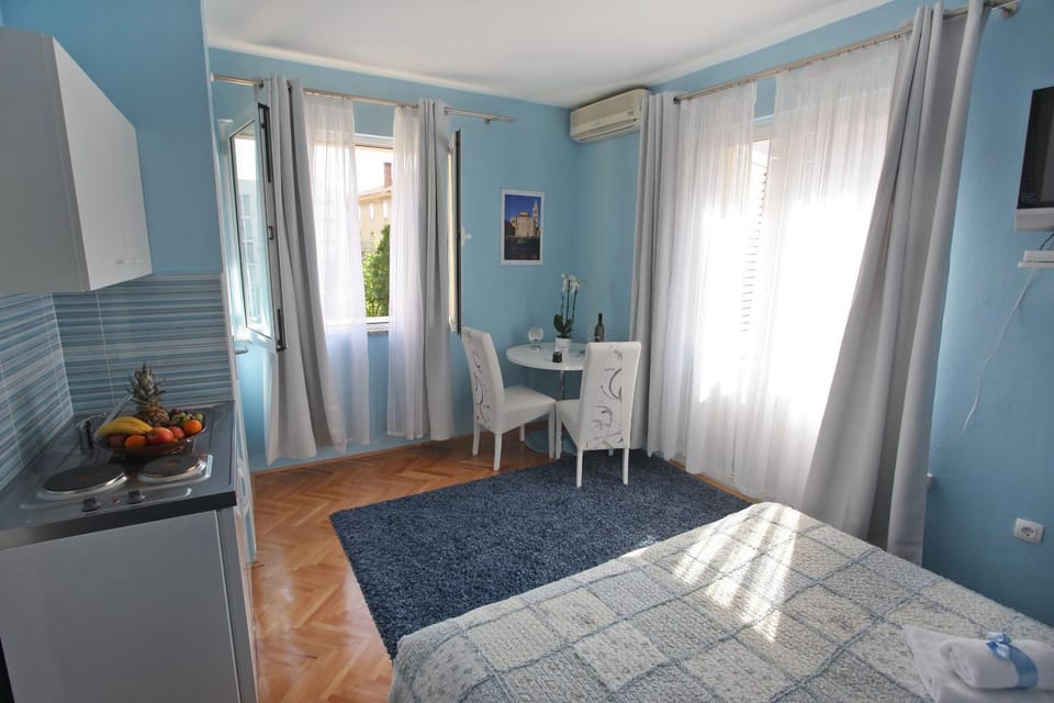 Photo of the whole room, Decorative detail