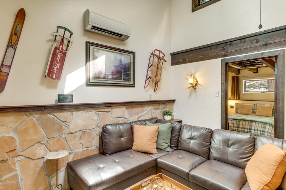 Woodsy Flagstaff Hideaway w/ Deck + Sunroom! House in Kachina Village