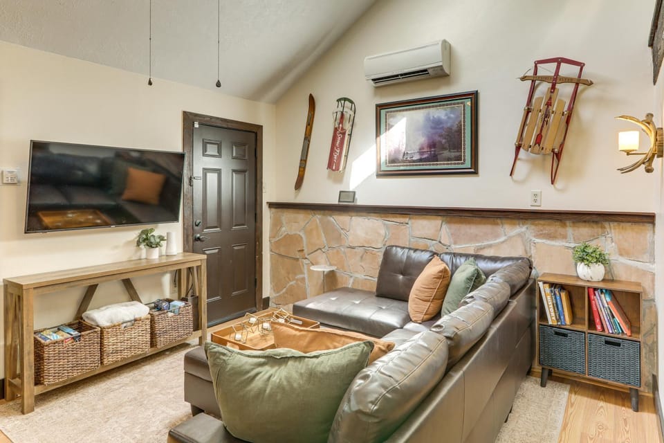 Woodsy Flagstaff Hideaway w/ Deck + Sunroom! House in Kachina Village