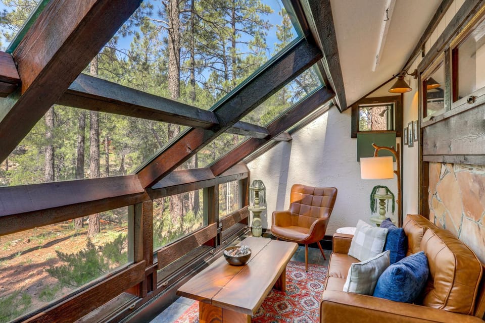 Woodsy Flagstaff Hideaway w/ Deck + Sunroom! House in Kachina Village