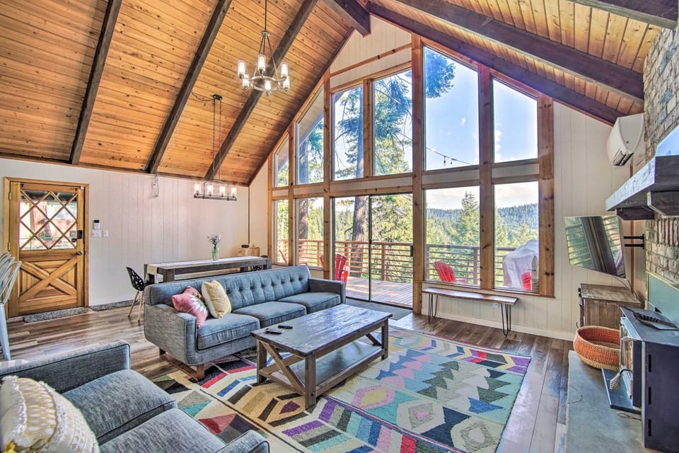 Alpine Retreat w/ Hot Tub & Mountain Views! House in Kittitas County