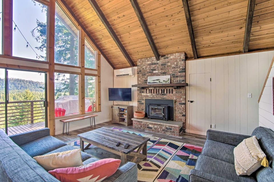 Alpine Retreat w/ Hot Tub & Mountain Views! House in Kittitas County