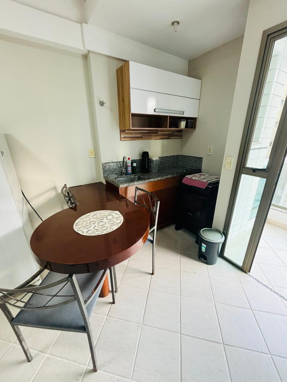 Kitchen or kitchenette, Dining area, stove
