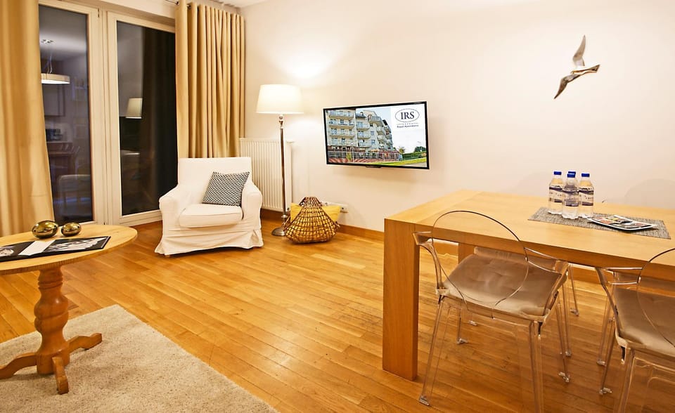 Communal lounge/ TV room, TV and multimedia, Seating area, Dining area, Evening entertainment