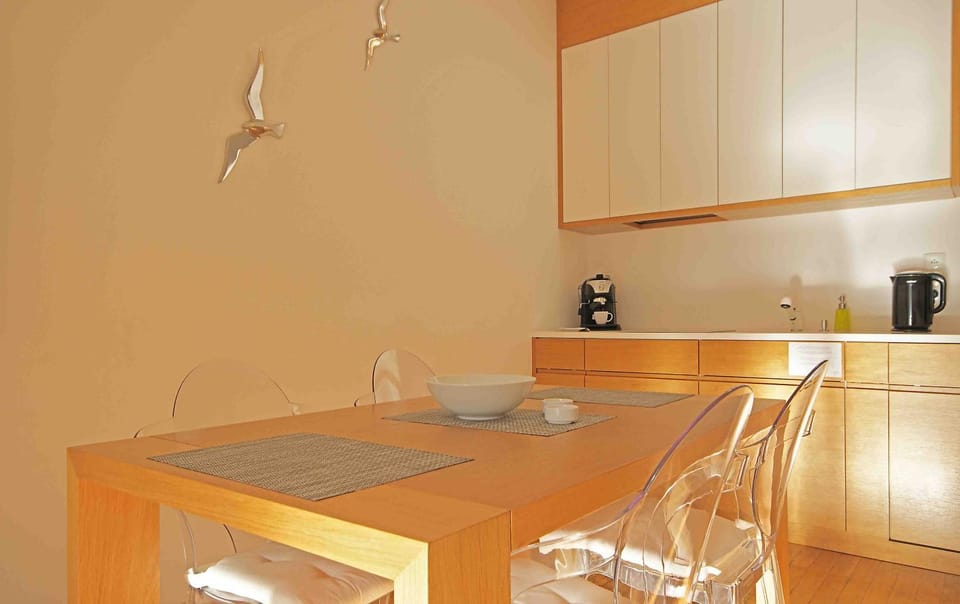 Kitchen or kitchenette, Dining area, stove