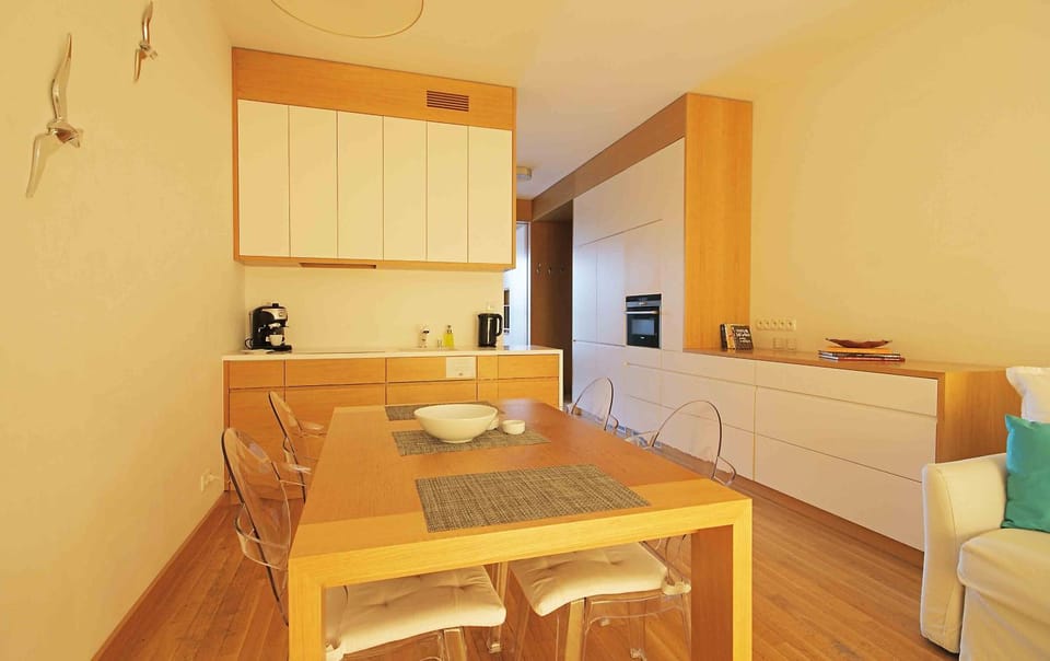 Kitchen or kitchenette, Dining area