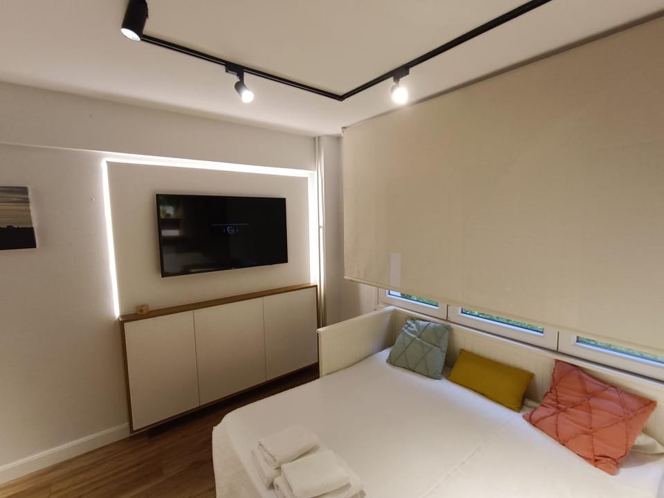 Bed, TV and multimedia, Photo of the whole room