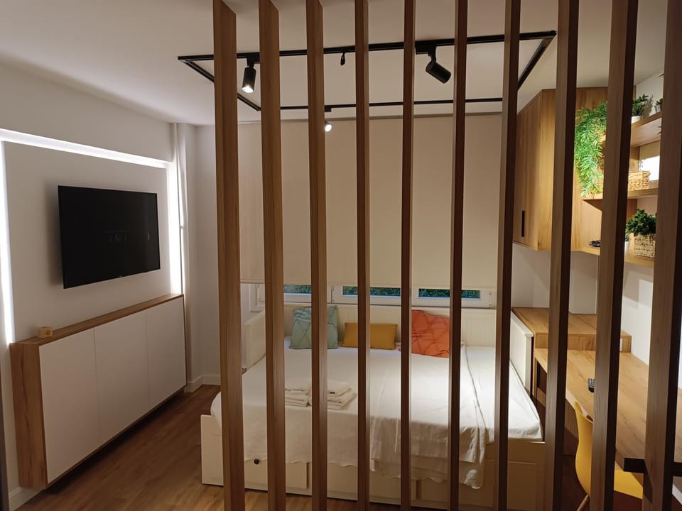 Bed, TV and multimedia, Photo of the whole room, Bedroom