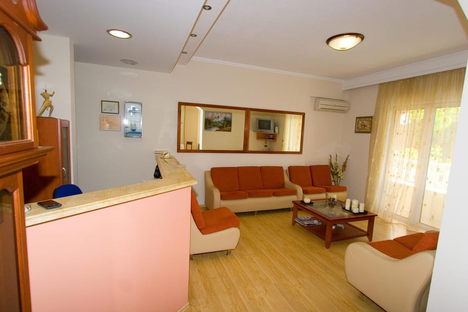 Living room, Lobby or reception, Internal: Not applicable to any particular room