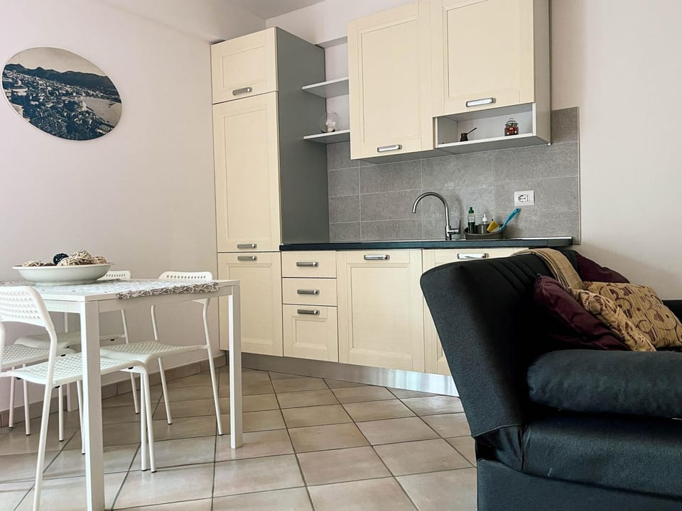 Kitchen or kitchenette, Living room, Seating area, Dining area, stove