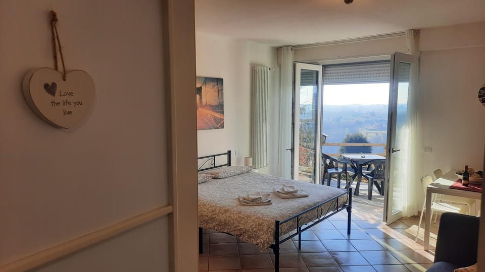 Bed, Living room, Seating area, Dining area, Bedroom