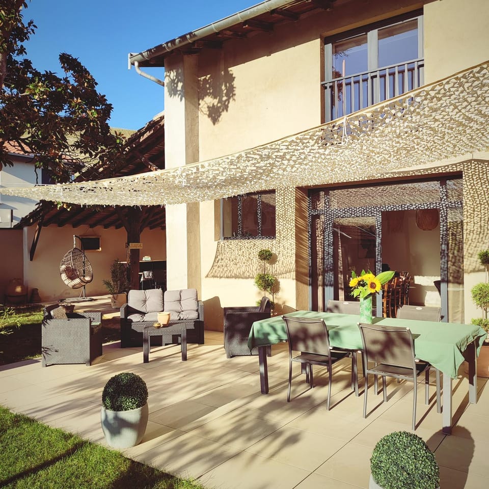 Patio, Spring, Living room