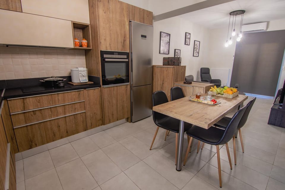 Kitchen or kitchenette, Dining area, microwave, stove