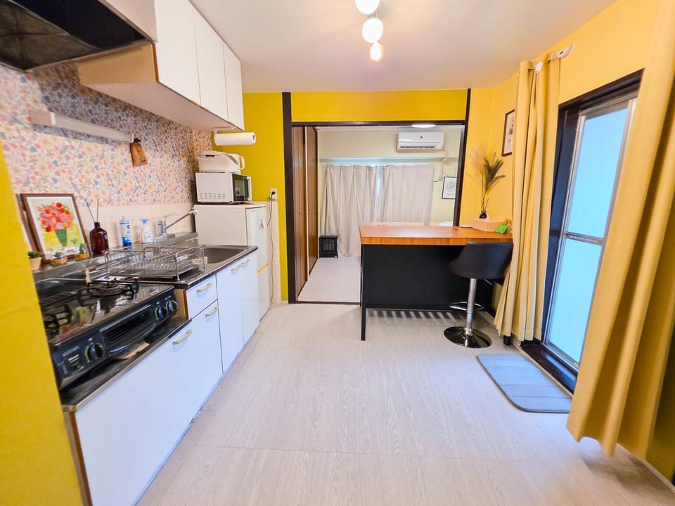 Kitchen or kitchenette, Dining area, oven