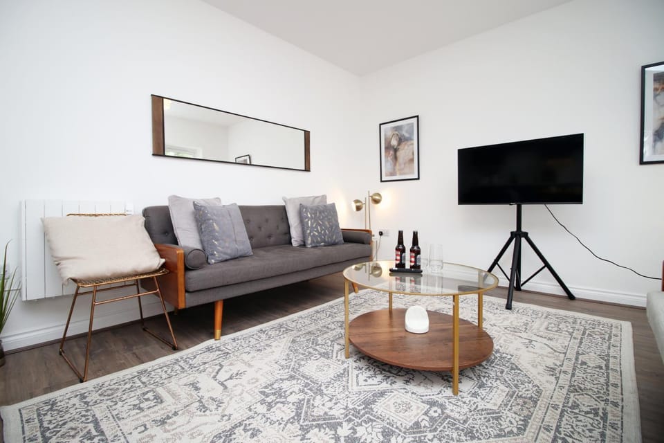 The North - City Centre 3 Bed Flat with Parking and Balcony Apartment in Cardiff
