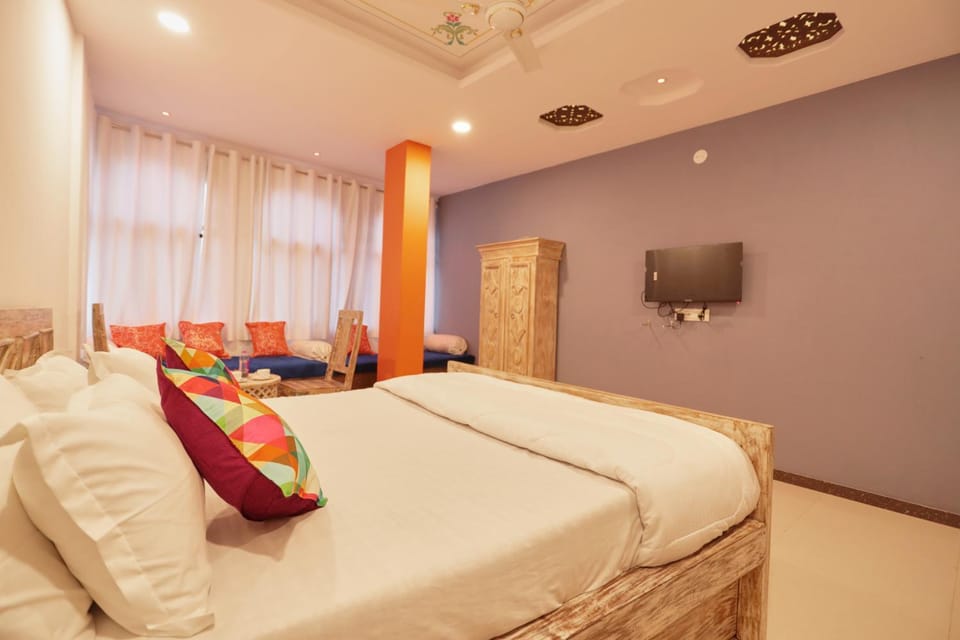 Communal lounge/ TV room, Bed, TV and multimedia, Seating area, Bedroom, fireplace