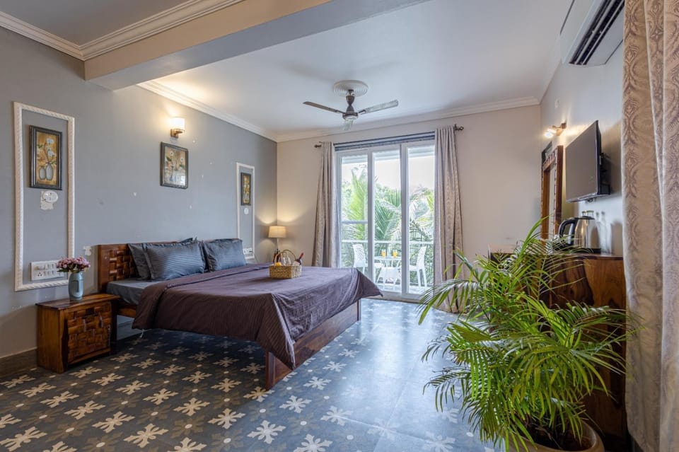 Bed, TV and multimedia, Living room, Photo of the whole room, Seating area, Bedroom