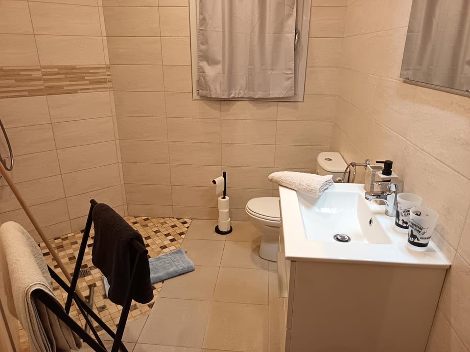 Bathroom, towels