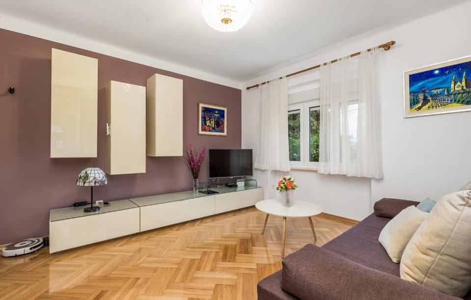 TV and multimedia, Living room, Seating area, Internal: Not applicable to any particular room
