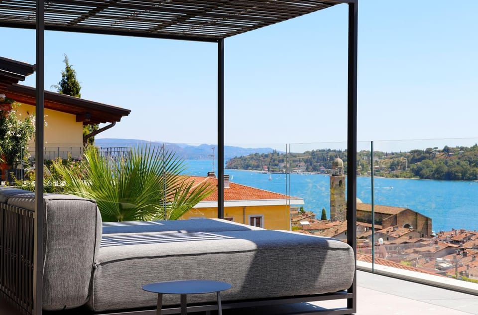 Balcony/Terrace, Balcony/Terrace, Seating area, Lake view