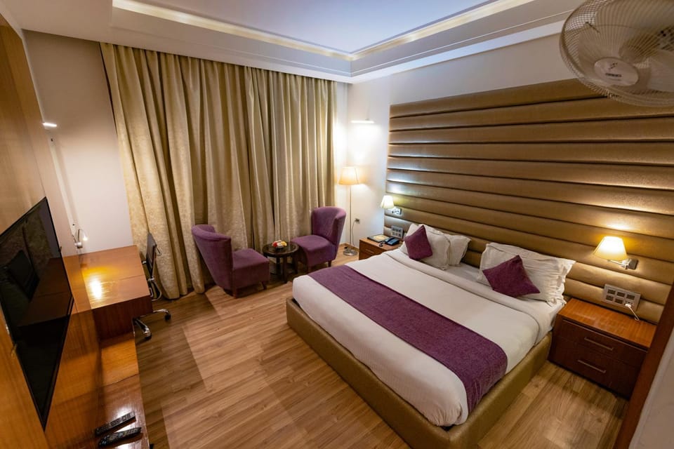 Bed, TV and multimedia, Bedroom