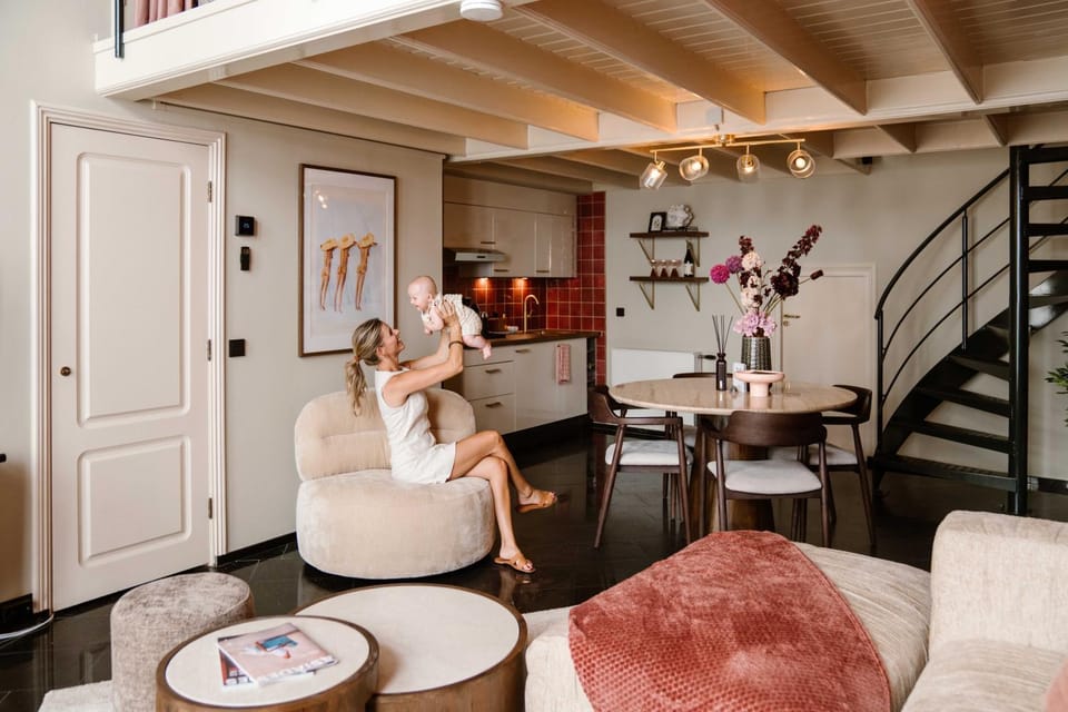 People, Living room, Seating area, group of guests