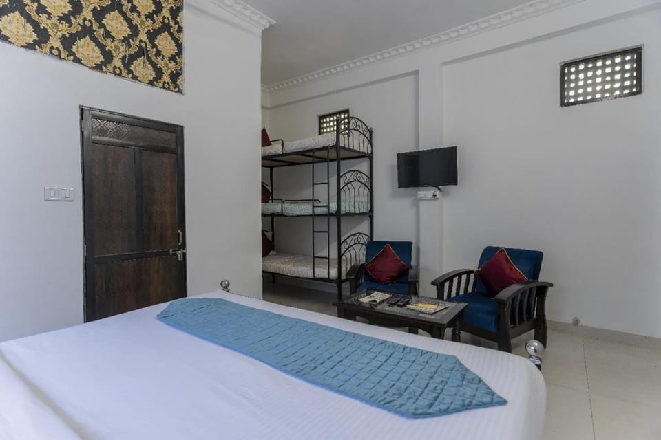 Bed, TV and multimedia, Seating area, Bedroom, air conditioner