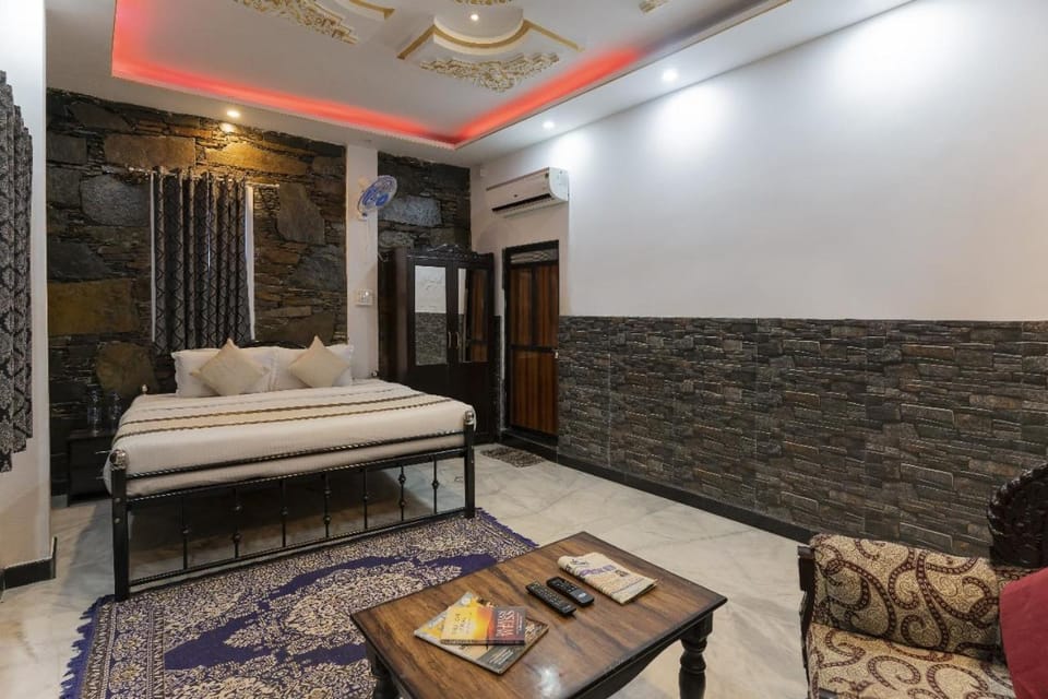 Bed, Living room, Photo of the whole room, Seating area, Bedroom