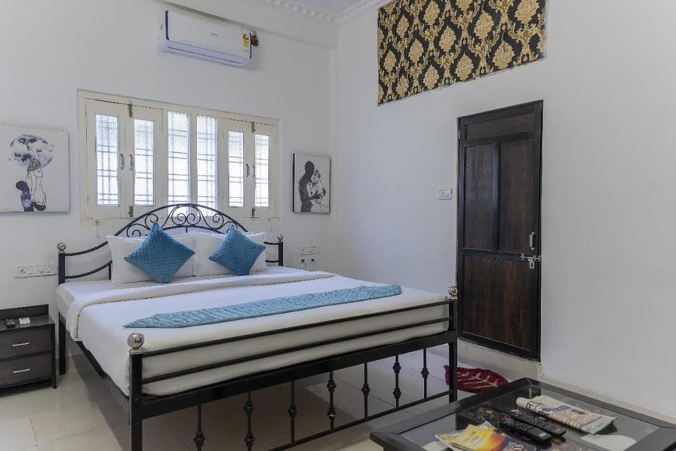 Bed, Photo of the whole room, Bedroom, air conditioner