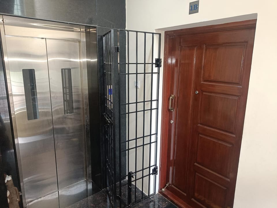 Facade/entrance, elevator