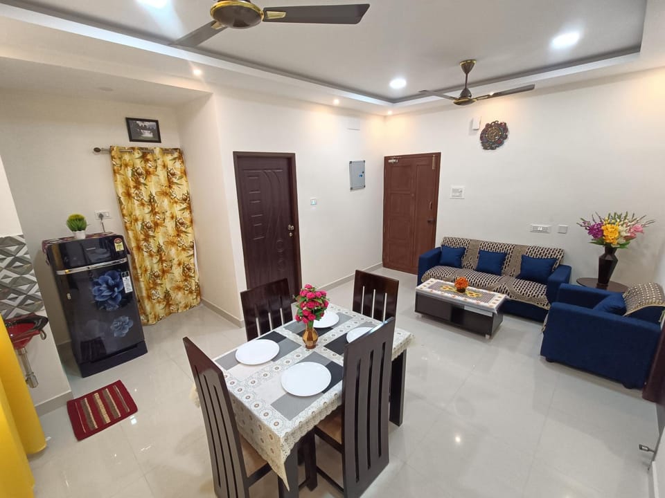Living room, Seating area, Dining area, fireplace