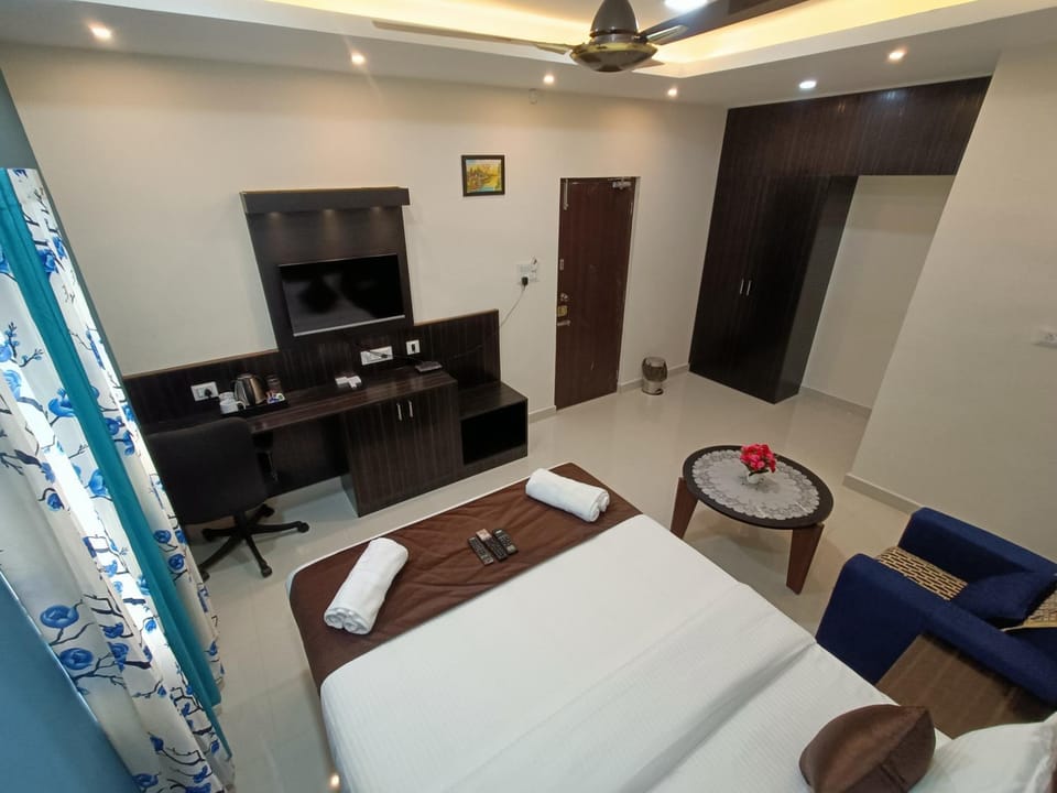Bed, TV and multimedia, Photo of the whole room, Bedroom, wardrobe