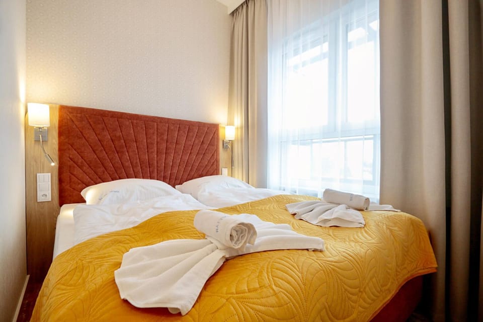 Bed, Bedroom, towels