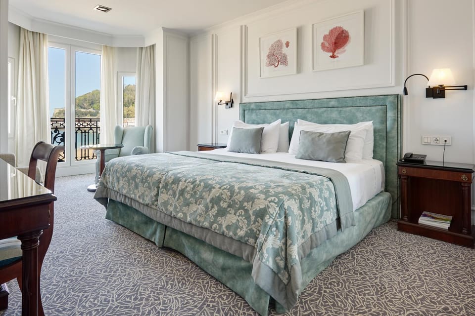 Bed, Bedroom, Sea view