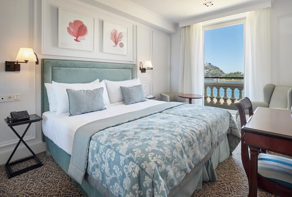Bed, Bedroom, Sea view
