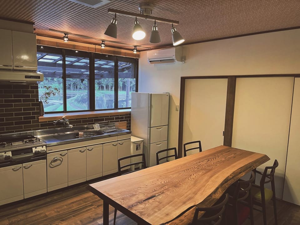 Kitchen or kitchenette, Dining area, stove
